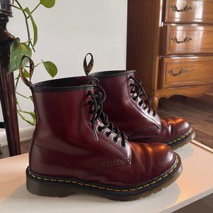 1460 SMOOTH LEATHER LACE UP DR. MARTENS BOOTS